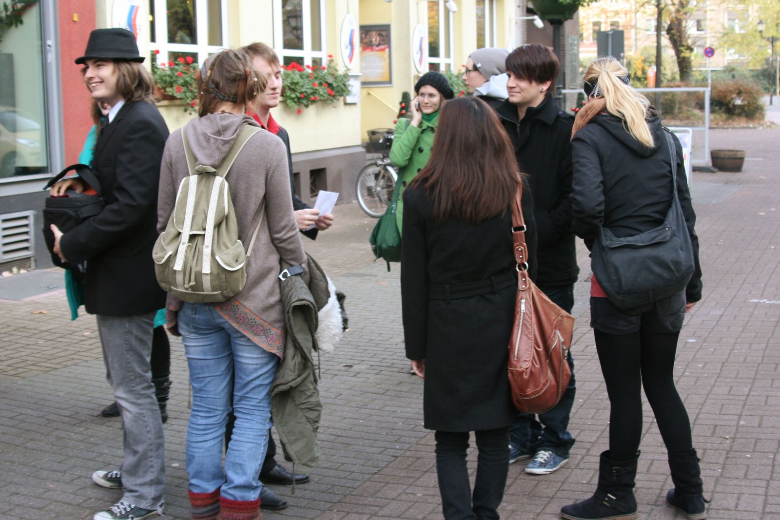 Treffen-vor-dem-Kino