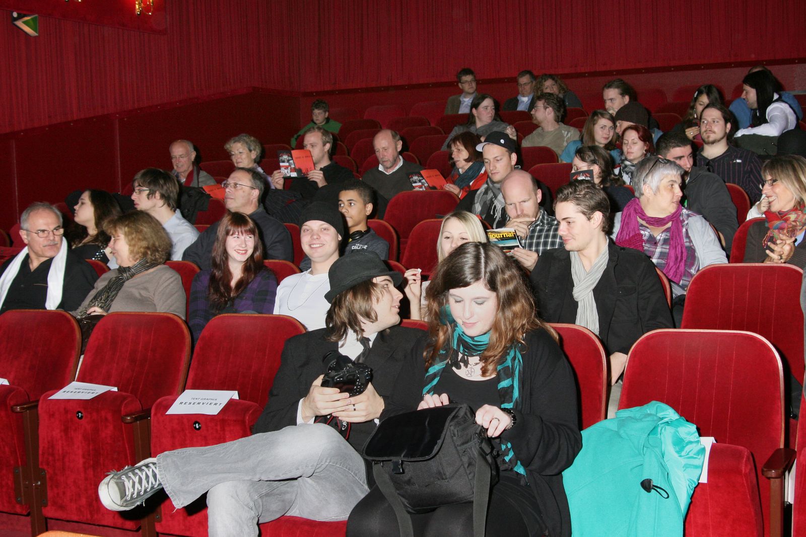 Der-Saal-füllt-sich